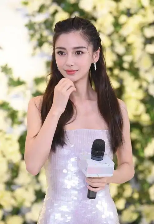 让angelababy看上去就像是一个清新优雅的小公主一样,完全看不出来