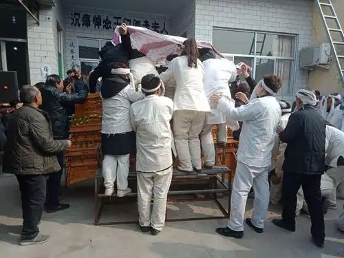 亲人在告别遗体!相见难,难相见!