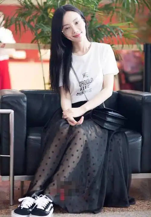 李小璐做新发型,工作室晒私房美照,烫s卷发造型清纯阳光,真美_白色_时