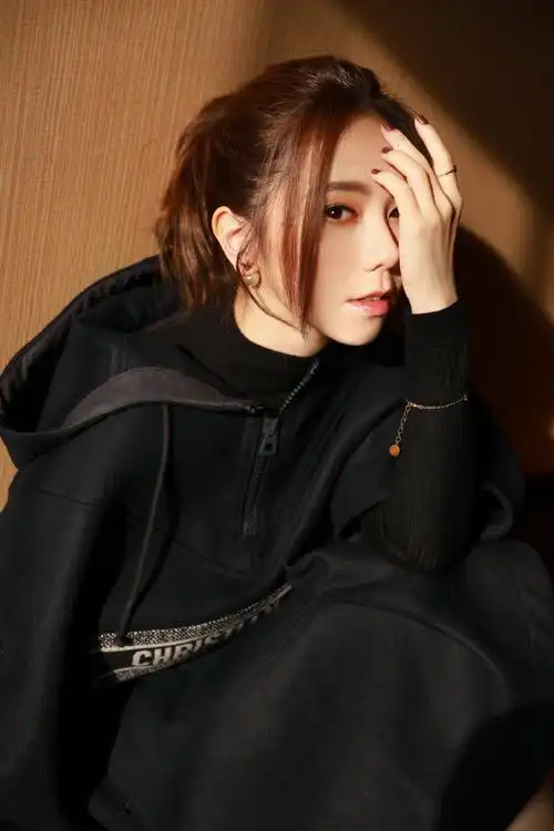 邓紫棋斗篷裙时尚写真图片19