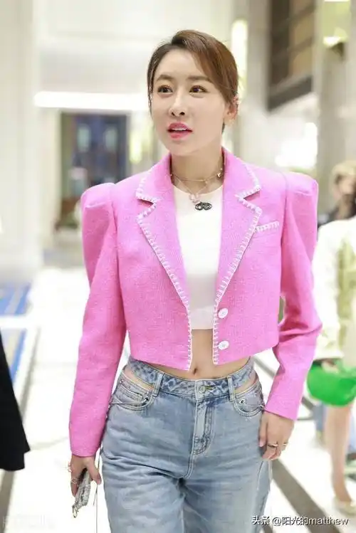 毛俊杰现身上海时装周秀,粉色露脐上衣牛仔裤清新时尚_毛俊杰_粉色