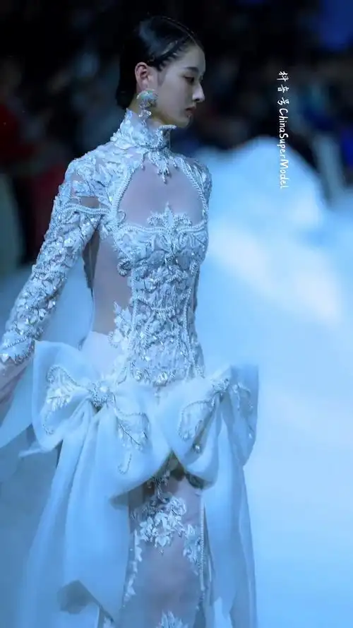 盖娅传说·模特崔晨晨@我是刺猬 #中国国际时装周#师傅真牛 @冉师傅