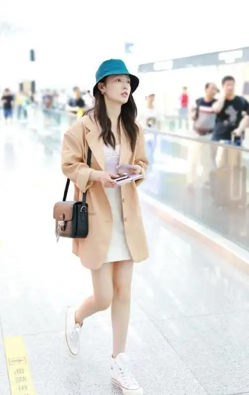 "李沁"能不能别这么时髦?穿"西装 背心 短裙",就美出国际范