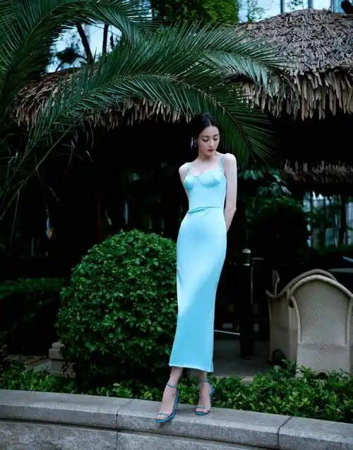 迪丽热巴的活动造型,蓝色缎面多巴胺吊带裙,清新优雅!_身材_漂亮_衣服