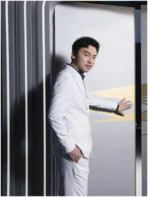 原创佟丽娅偏爱碎花单品变身甜美女孩雷佳音的西装装扮成熟气质