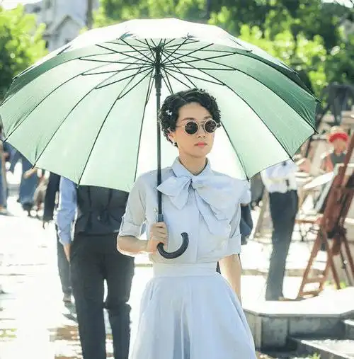 剃刀边缘马伊琍造型眼前一亮 旗袍军装换不停!