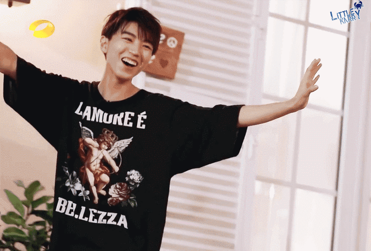 王俊凯甜甜笑容动图合集 虎牙少年甜度满分_动态