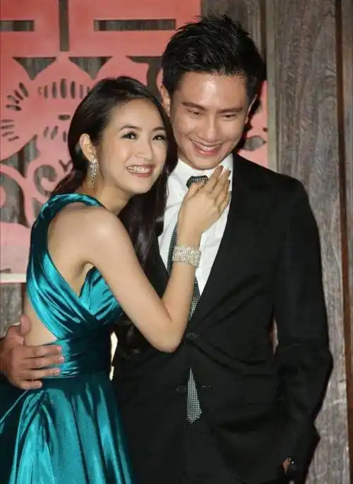 原创林依晨老公罕见露脸两人又亲又抱大秀恩爱老公笑到鱼尾纹飞起