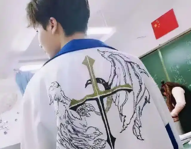 初中生的"手绘校服"走红,制作精细画功出色,老师也不忍批评