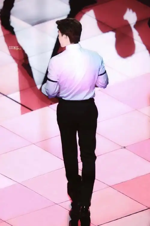 安全,踏实又令人着迷的背影@邓伦