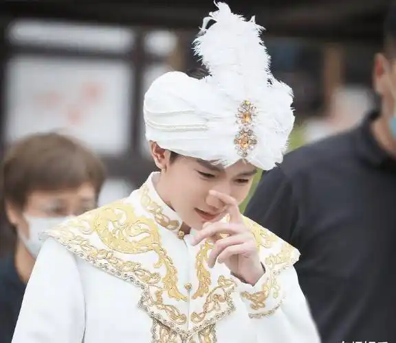 而王源的侧脸同样也是很优越的,这高挺的鼻梁也更加展现出他五官的