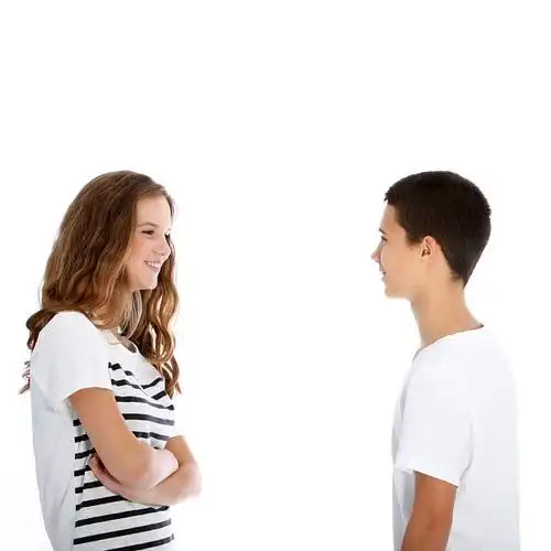 少男_女孩_交谈_魅力_年轻_站立_侧面_面对面_隔绝_白色背景_高清图片