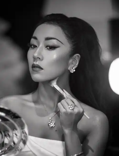 吉克隽逸,中国内地彝族流行乐女歌手,影视演员.