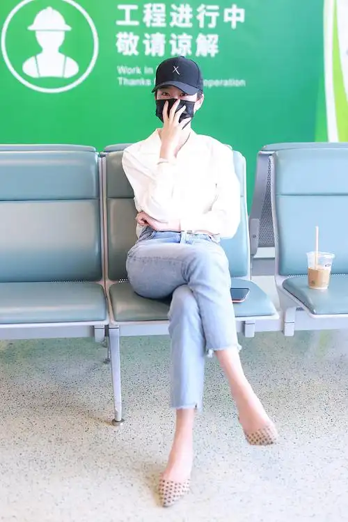 杨采钰露笑眼温柔似水 白衬衫配牛仔裤变清新美人