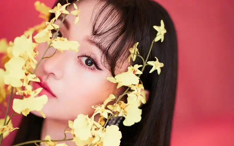 郑爽优雅玫红色露肩短裙桌面壁纸