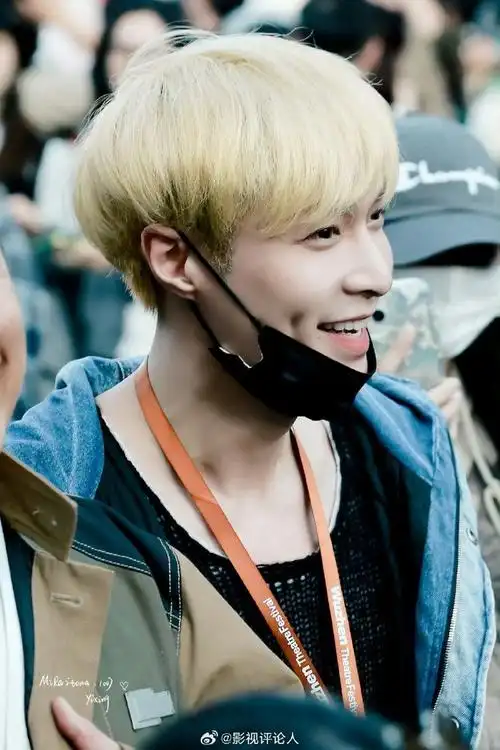 张艺兴现身2023乌镇戏剧节