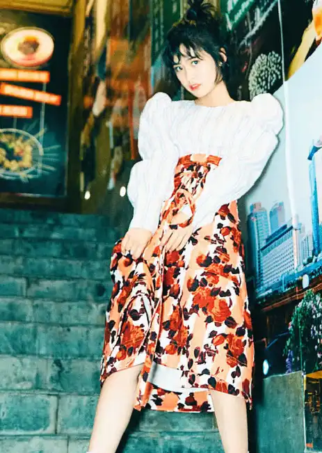 搭配一条同样是白色的半身长裙,脚踩高跟鞋,穿搭凸显沈月的气质清纯