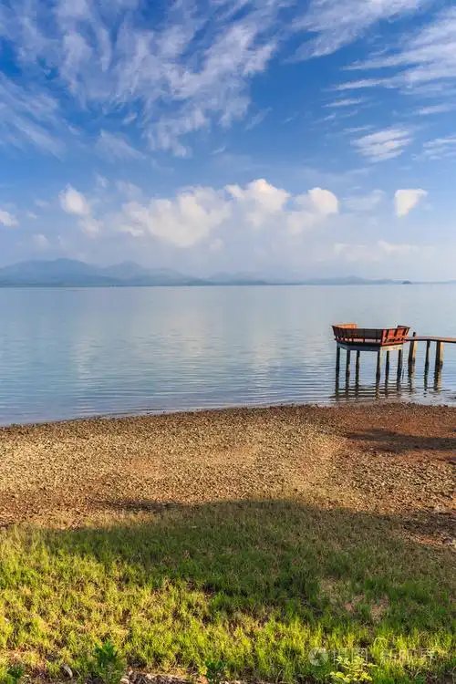 在热带小岛白色柔细的沙滩上的baboo栏