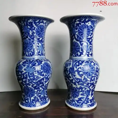清代青花缠枝莲花觚一对大清康熙年制青花瓶
