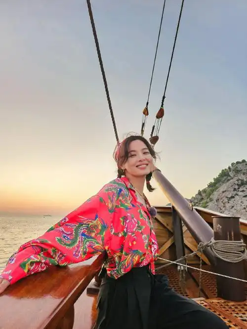 辛芷蕾穿上了东北大花##花儿与少年