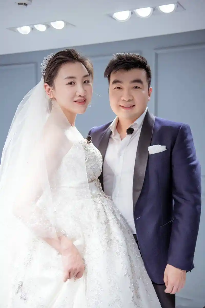 播出但已经放出花絮吸引眼球了,官方放出了一组何雯娜试穿婚纱的照片