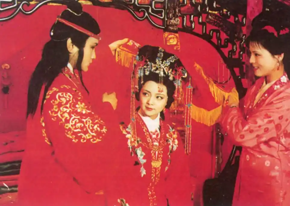 贾宝玉答错无关紧要的细节喜怒不形于色的薛宝钗为何冷笑