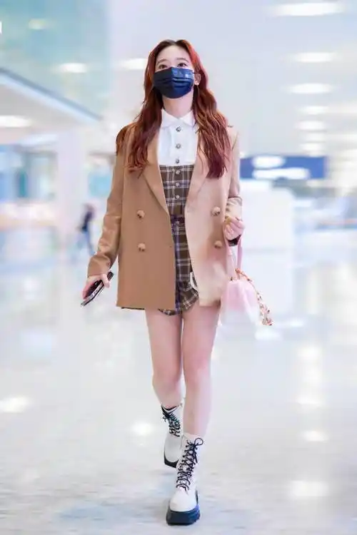 张紫宁在机场换了一套造型,黄色西装非常清新减龄.