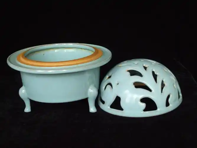 宋汝窑天青釉三足香薰尺寸:通高17厘米,最大口径18.