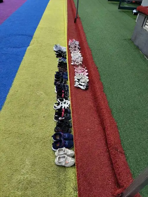 启智幼教中二班体能课《指压板大作战》