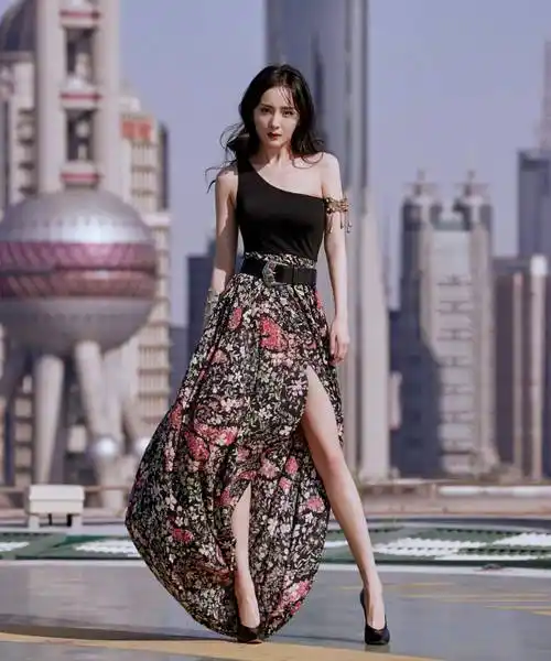 杨幂的脚踝纤细到让人羡慕,热巴瘦成纸片人,脚踝更是细得惊人!