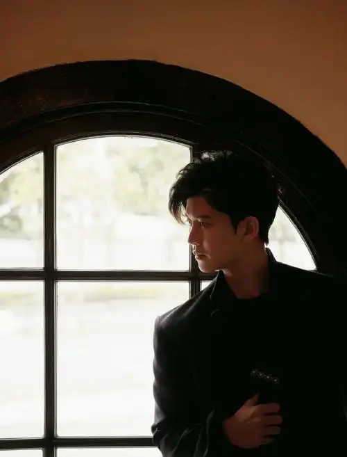 任嘉伦超话7  他从一名少年运动员到小小的机场地勤再到闪闪发光的