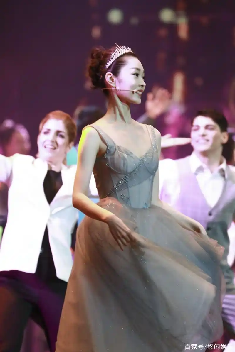 宋轶头戴皇冠身披紫纱,给我们带来一场视听盛宴