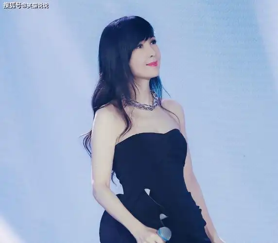 周慧敏晒自拍照庆56岁生日:白衣长发好温柔,笑容好甜美!