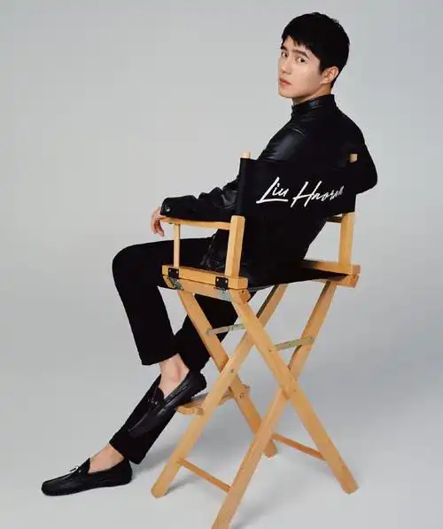 刘昊然拿下奢侈品牌代言!皮衣搭配小皮鞋,原来弟弟也能绅士呀