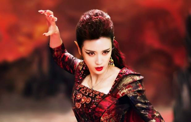 同样都是饰演妖族公主,吴倩俏皮,赵丽颖霸气,而她最让人心疼