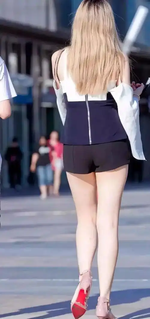 真空吊带荷叶装搭配黑色短裤白皙大腿熠熠生辉