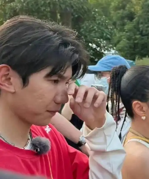 录制时,拍了很多当天参与明星的视频和照片,其中就有王源的,随后没有