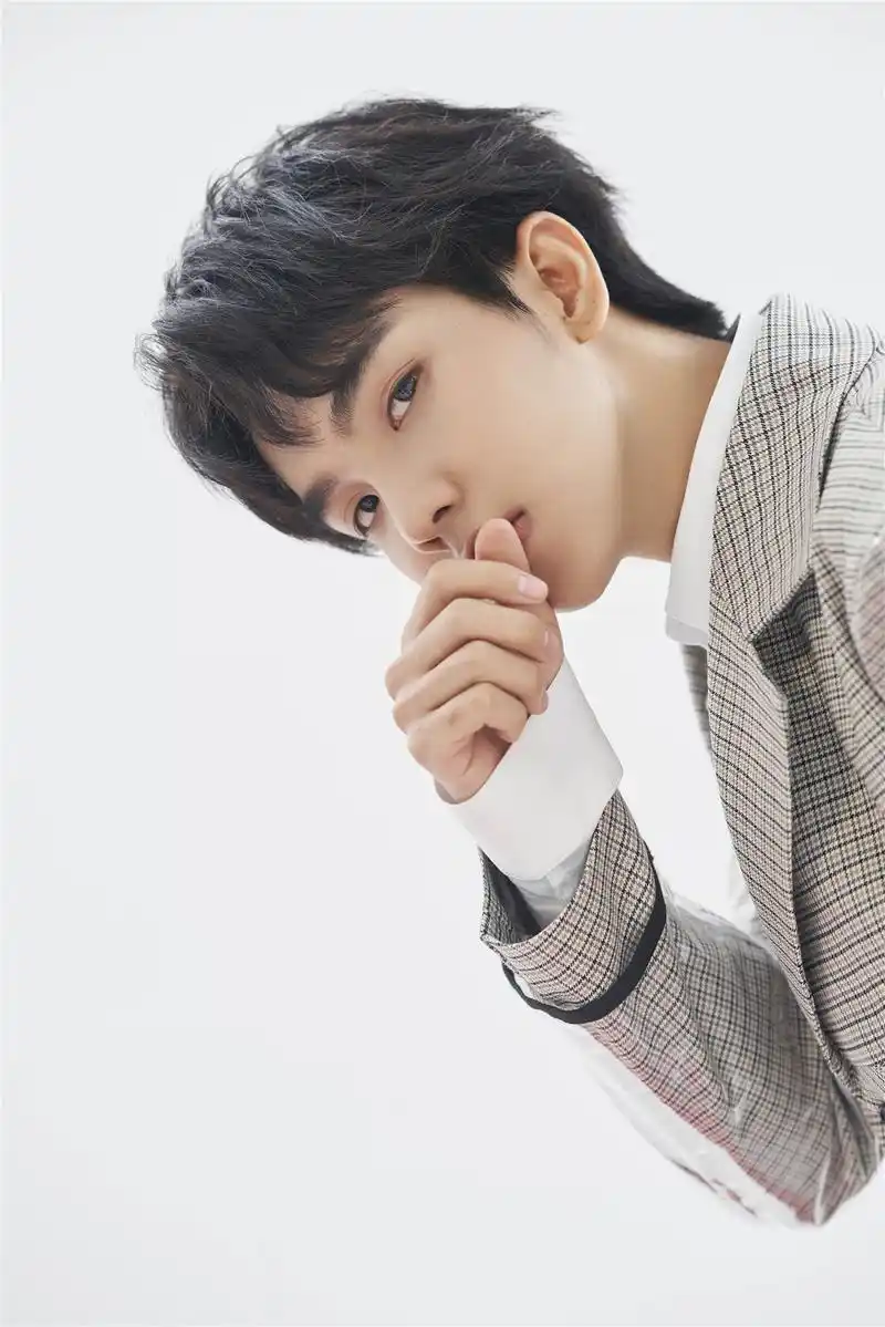 郑繁星清新写真曝光眼神清澈展邻家气质