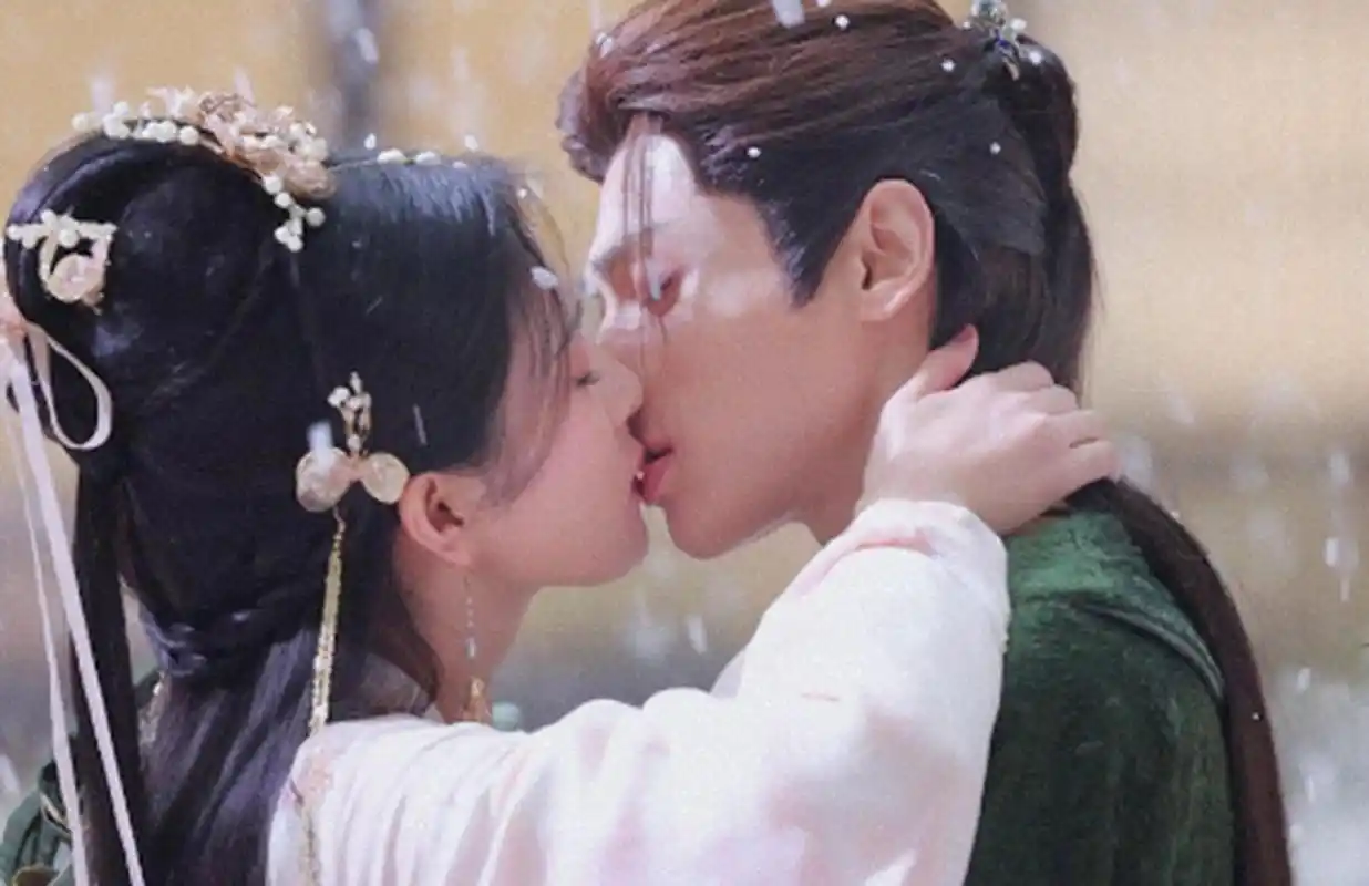 罗云熙让白鹿享受一点  《长月烬明》花絮中罗云熙和白鹿拍吻戏时说