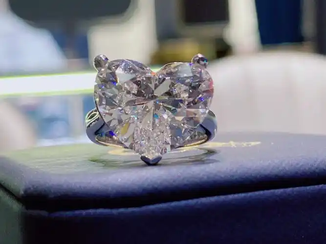 第一次看见十克拉的钻戒这也太美太震撼了吧94无敌闪77很吸睛75