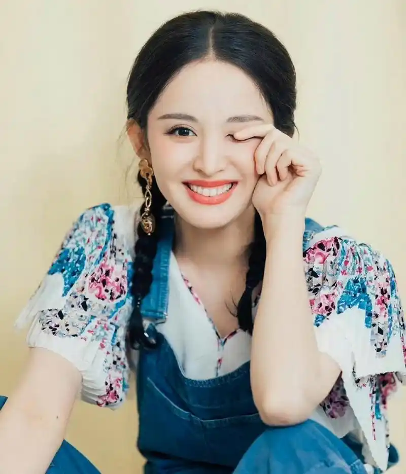 古力娜扎好漂亮,牛仔背带裤配双麻花辫,清纯俏皮,可爱灵动,满满的少女