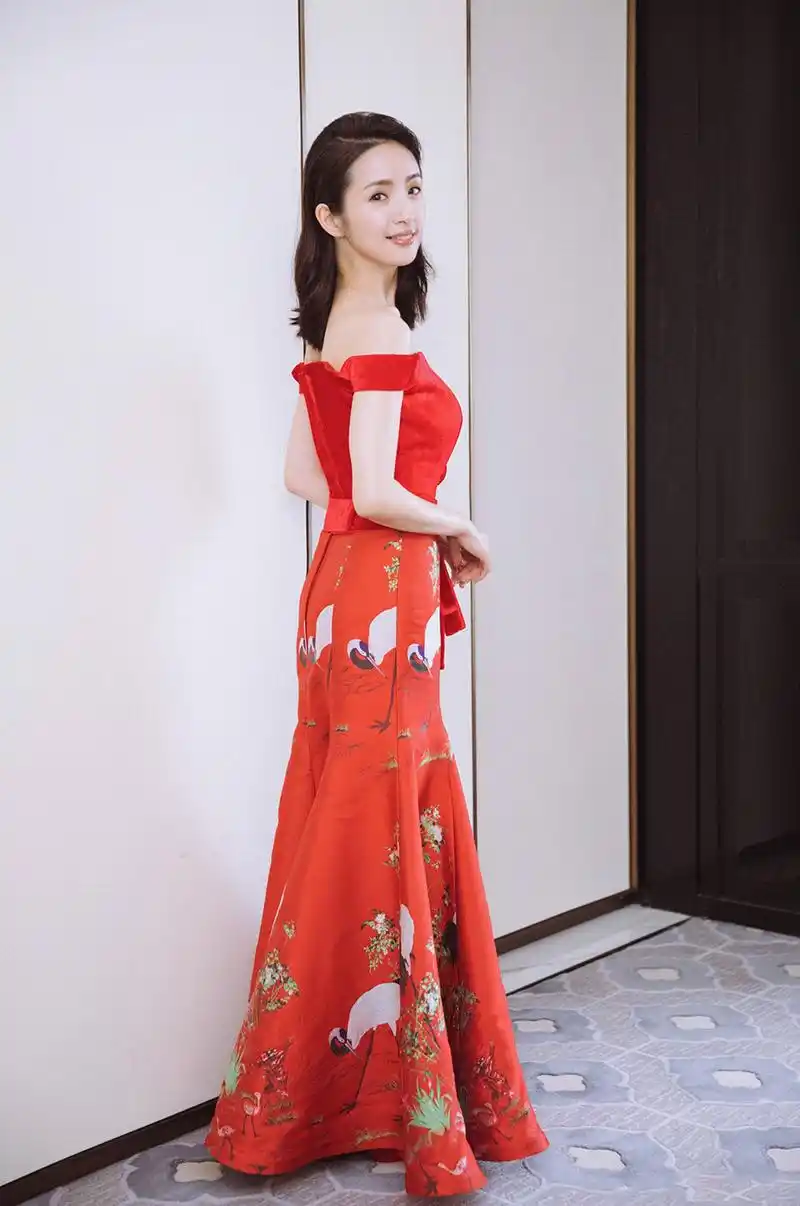 林依晨性感优雅一字肩红裙写真图片