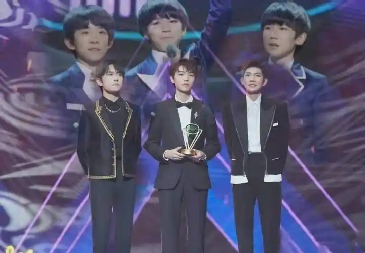 tfboys夺"最具人气歌手"奖八周年,三小只点赞微博上热搜,再合体不知是