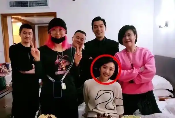 胡歌很喜欢小动物,在这点上,黄曦宁跟他是有共同语言的.