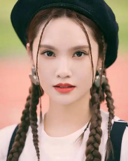 杨丞琳校园风写真超靓!雪肤玉貌微笑很甜美得让人窒息_马尾_黑色_t恤