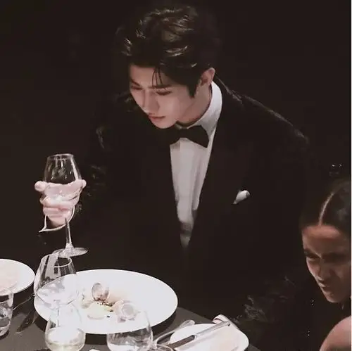 蔡徐坤一脸无助独自喝酒,看到同桌的其他人,网友:怪不得自己喝