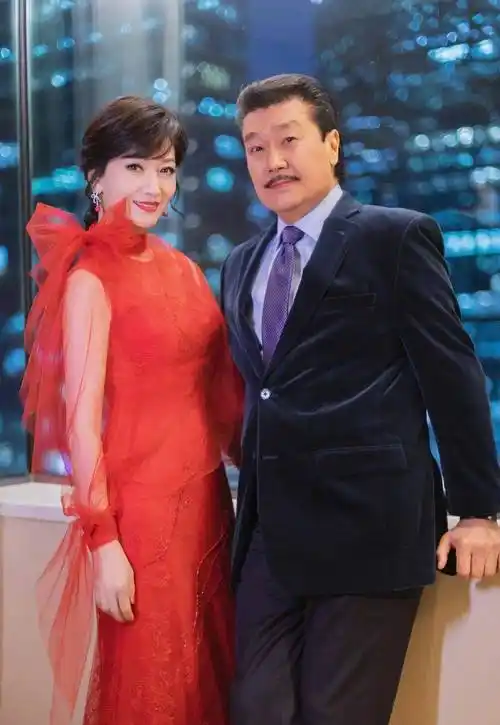 黄锦燊结婚36年零绯闻,71岁仍帅气有型,赵雅芝当年没看错人_黄恺杰