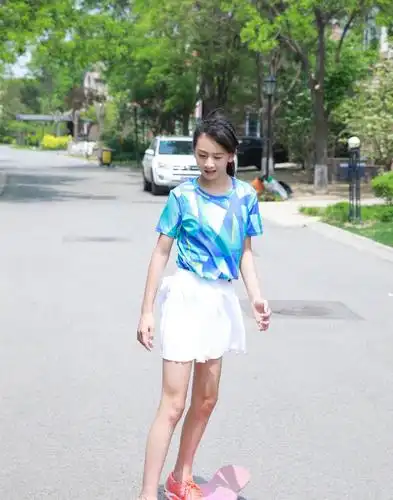 森碟长大一岁更成熟,穿去年旧裙庆生,12岁个头快赶上田亮