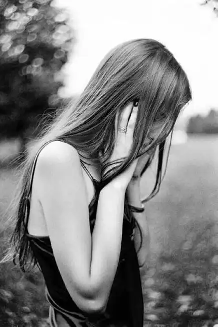 深刻的情感qq伤感黑白女生皮肤 自己卑微到能恶心死我自己