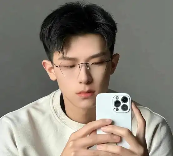 男士这样打理发型中分也好看